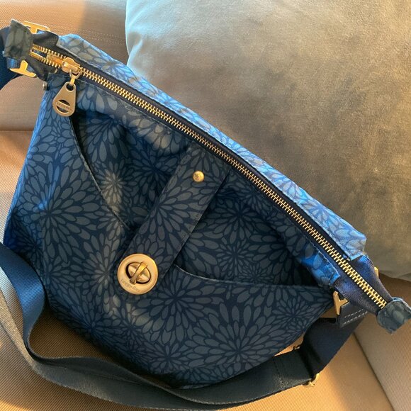 Baggallini Crossbody w/Side Zip Pockets to hold Large Phones or Conceal & Carry - Picture 4 of 16
